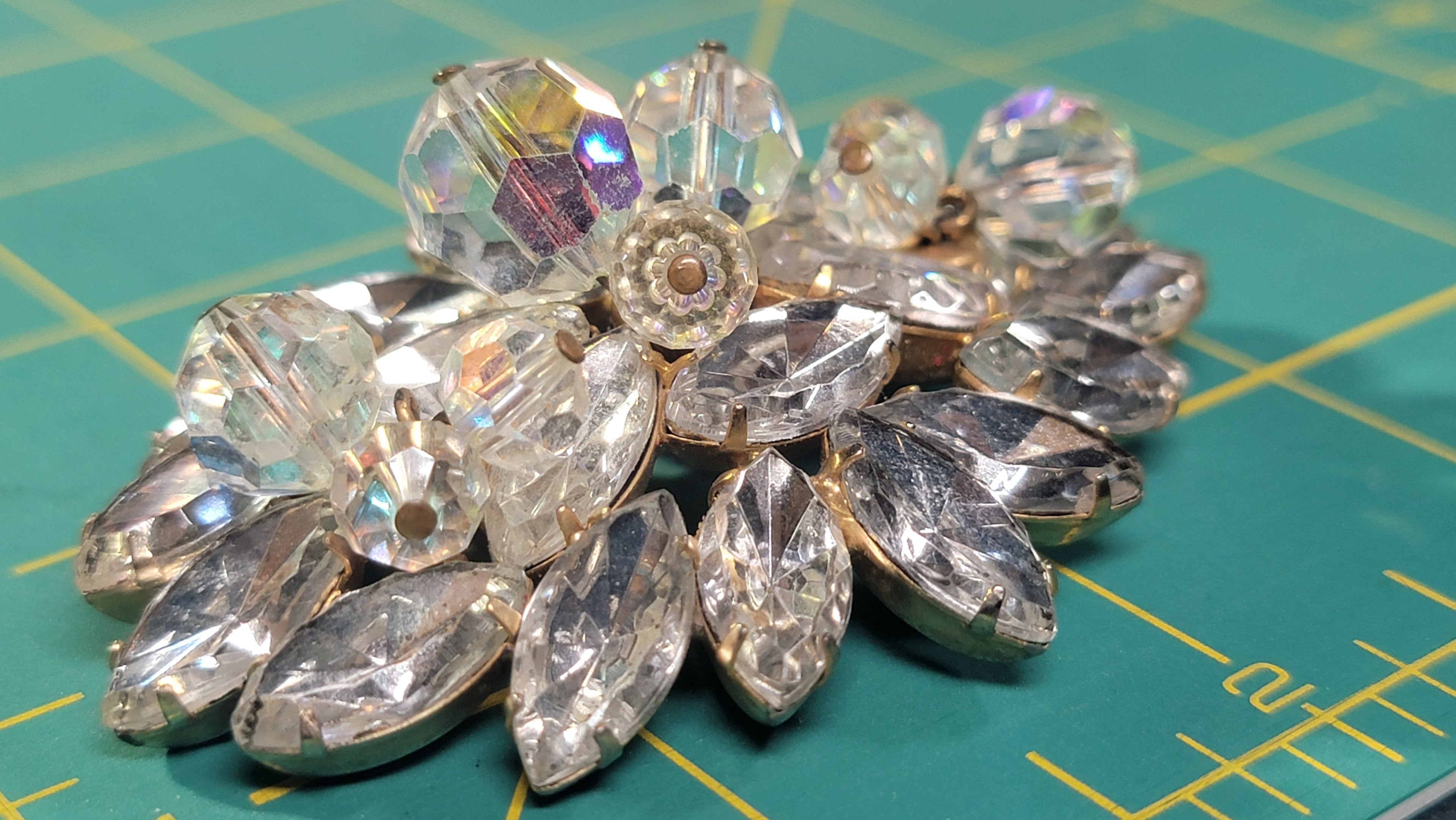 Vintage Unsigned Brooch - Possibly Schreiner? - 3D Faceted Crystal Design