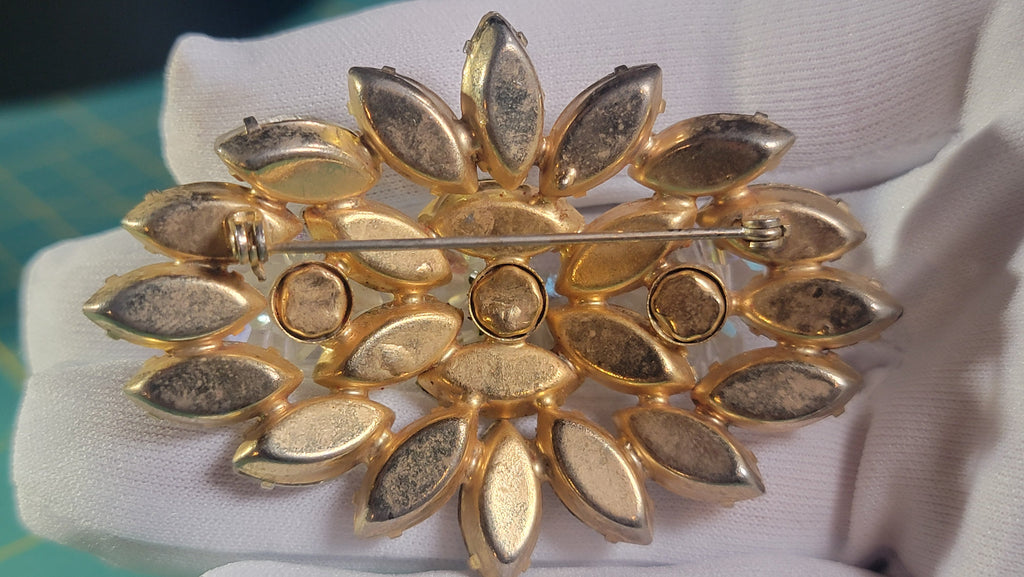Vintage Unsigned Brooch - Possibly Schreiner? - 3D Faceted Crystal Design