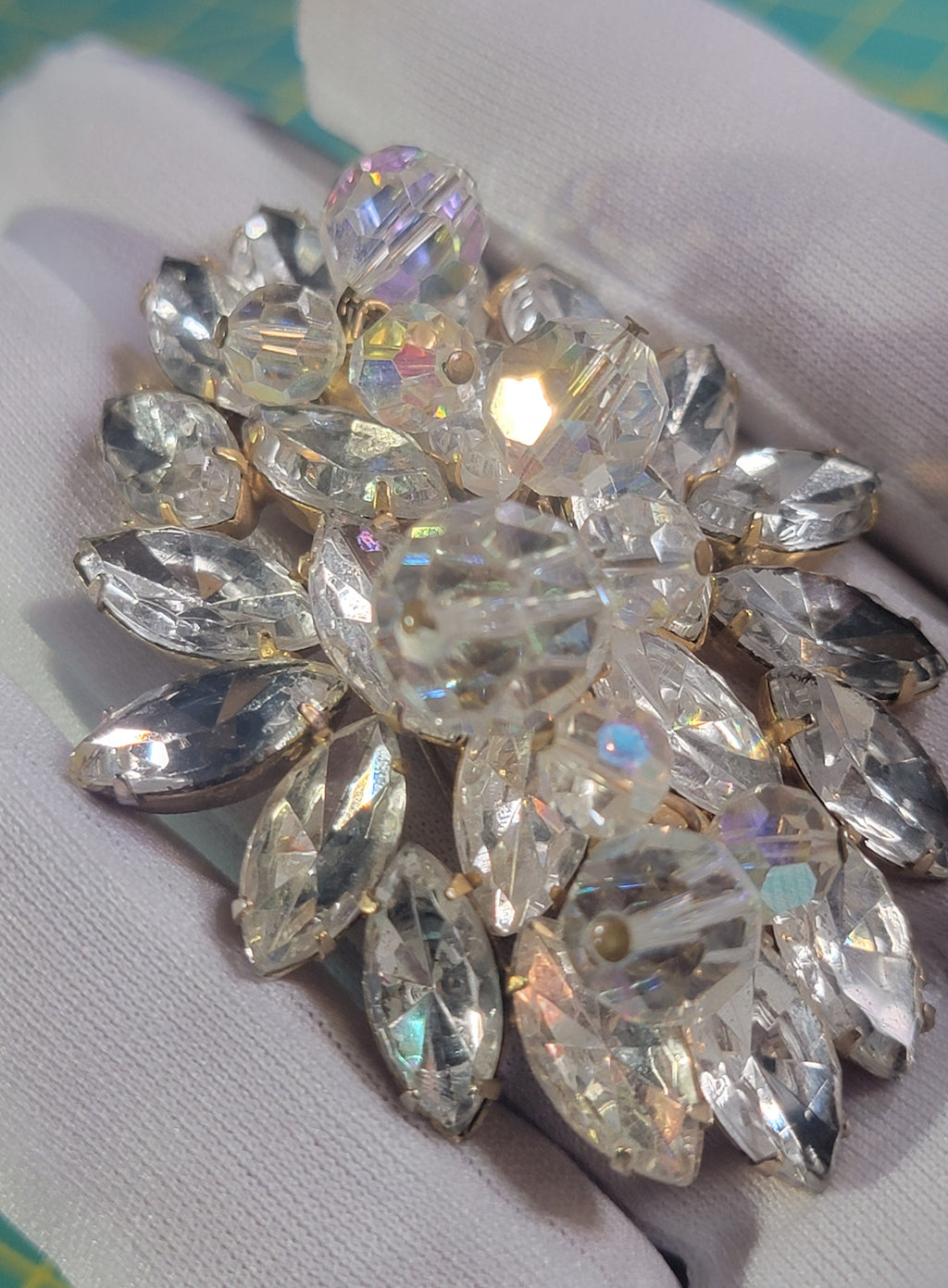 Vintage Unsigned Brooch - Possibly Schreiner? - 3D Faceted Crystal Design