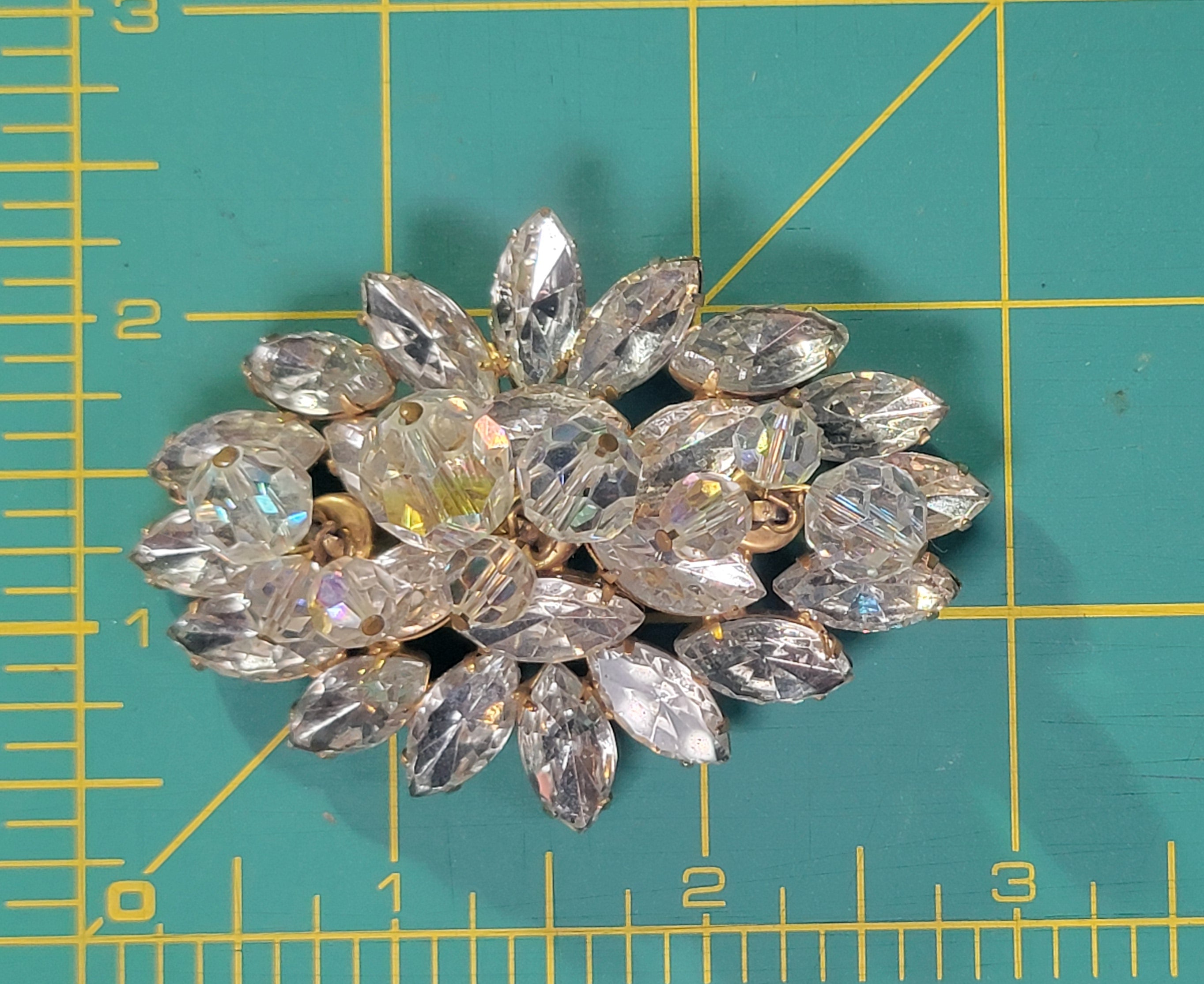 Vintage Unsigned Brooch - Possibly Schreiner? - 3D Faceted Crystal Design