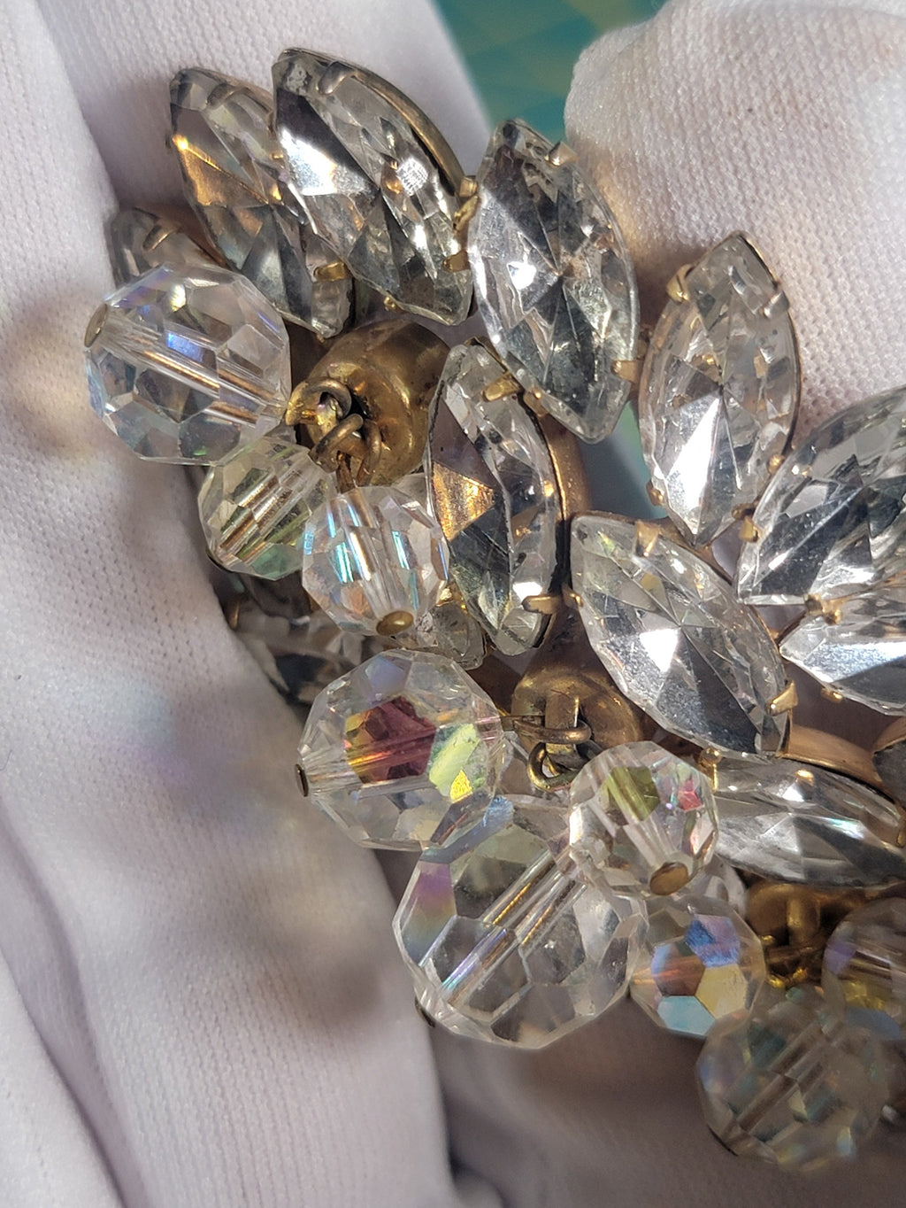 Vintage Unsigned Brooch - Possibly Schreiner? - 3D Faceted Crystal Design
